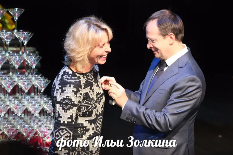 Владимир Мединский поздравляет с вручением звания Народной артистки России Юлию Рутберг