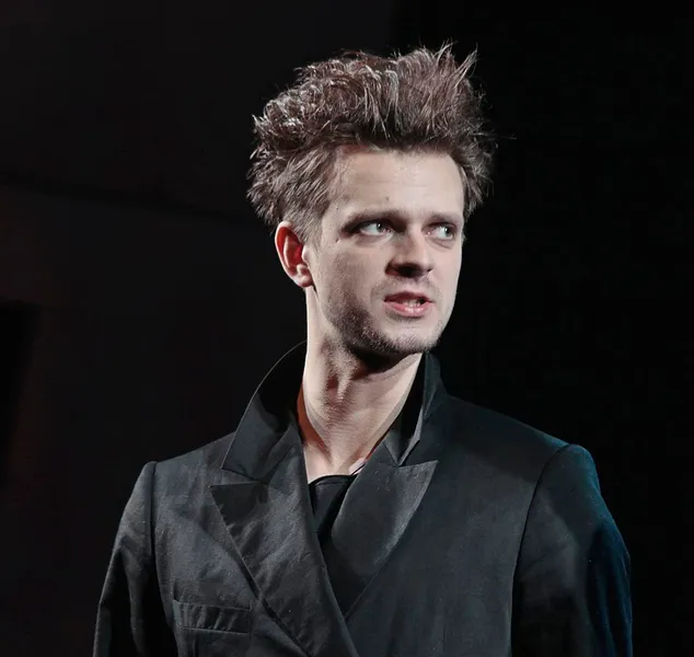 актер Сергей Беляев в роли Себастьяна