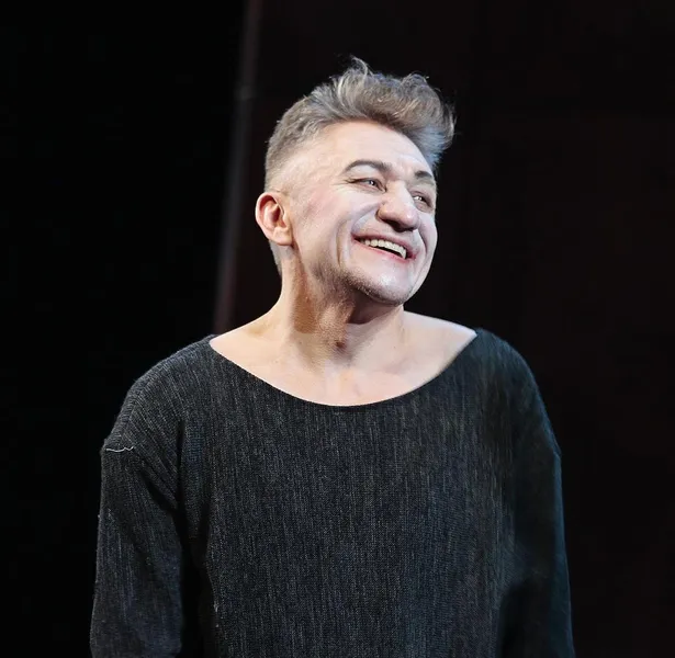 актер Олег Кассин в роли Фесте, шута Оливии