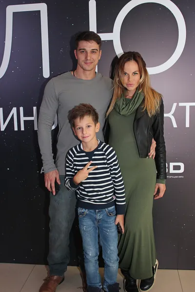 актер Станислав Бондаренко с супругой и сыном