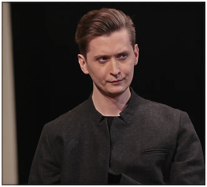актер Дмитрий Сердюк в роли Чацкого