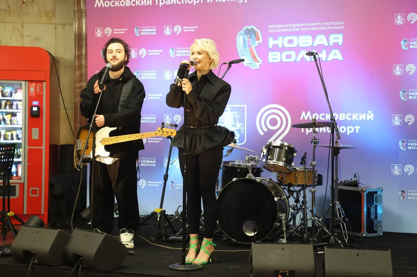  «Новая волна» поздравила студентов в московском метро