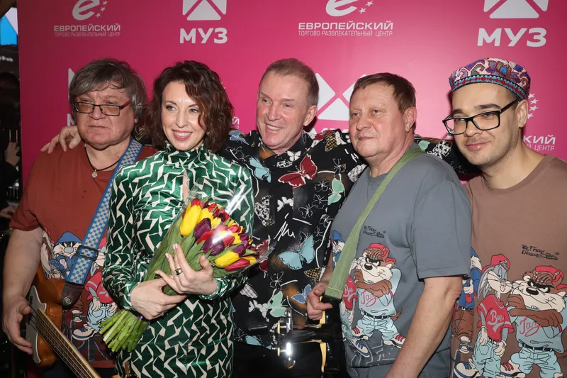 Звёзды МУЗ-ТВ поздравили всех женщин с 8 марта на фестивале МУЗОN FEST в ТРЦ «Европейский»