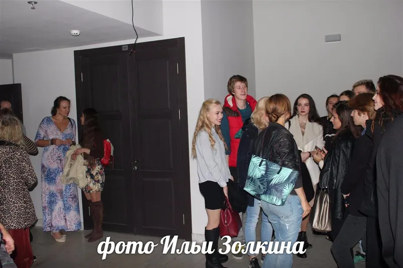 молодые артисты театра Романа Виктюка в фойе театра на Стромынке дом 6