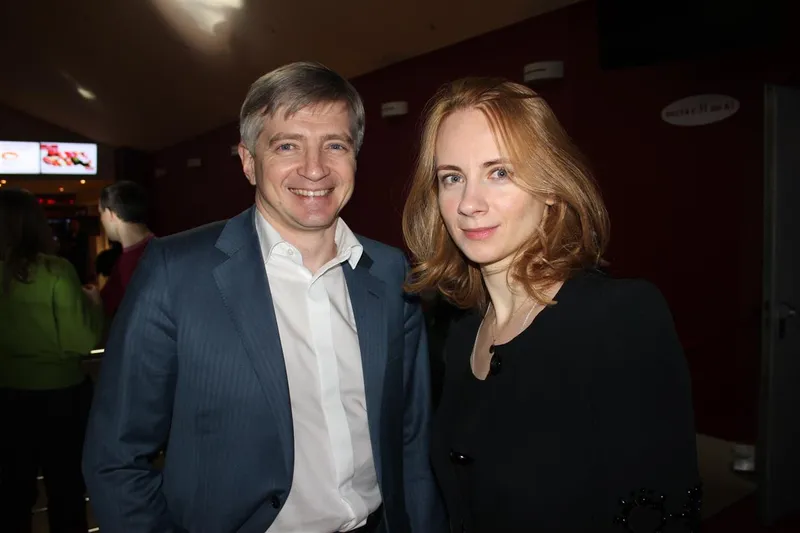 руководитель Департамента культуры города Москвы Александр Кибовский со спутницей