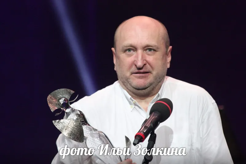 режиссер Сергей Женовач вручает премию
