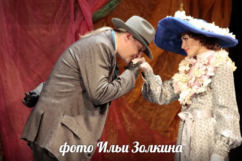 актриса Анастасия Малкова (справа) в роли Ханны Виттинг в юности