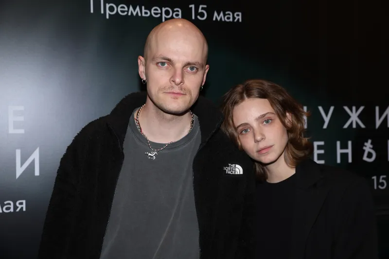Александр Мизев со спутницей
