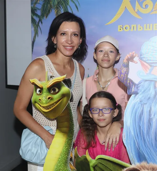 Елена Борщева с дочерьми Мартой и Умой