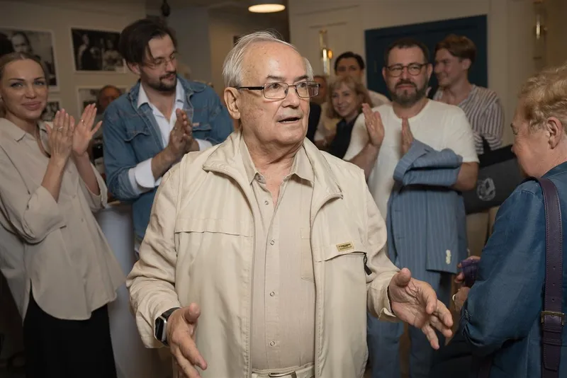 86-летие он встретил на сцене театра.