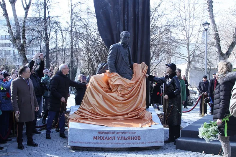 27 марта в Международный день театра в центре Москвы открыли памятника Михаилу Ульянову.
