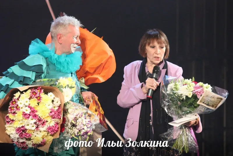 Александра Жданова поздравляет художественный руководитель Дома актера им.К.С.Станиславского Нелли Бродская