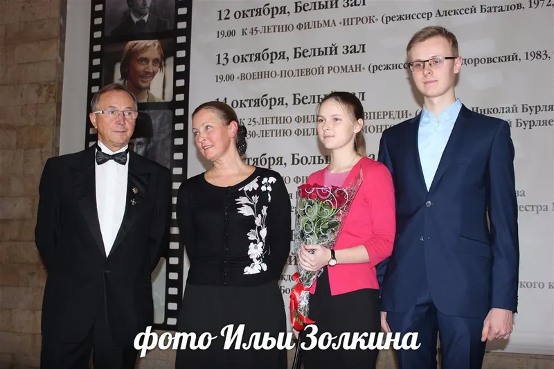 Народный артист России Николай Бурляев с семьей