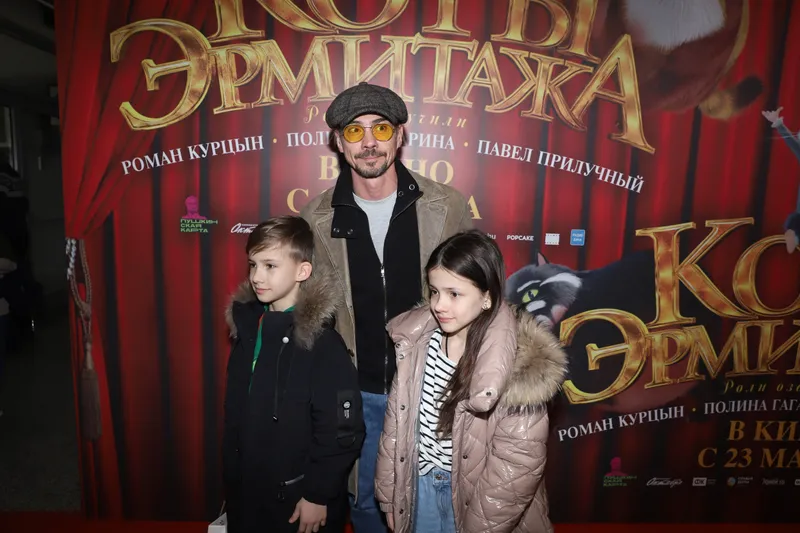 Денис Никифоров с сыном и дочерью